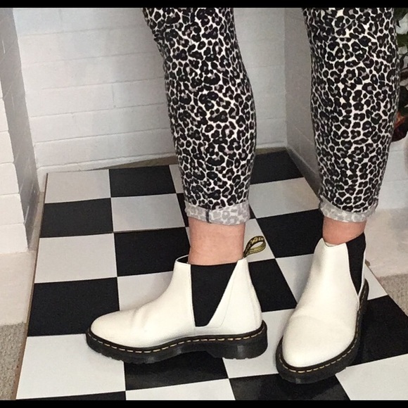 Dr Martens white leather Chelsea boots. Size 9 W. Lightly used. - Picture 9 of 14